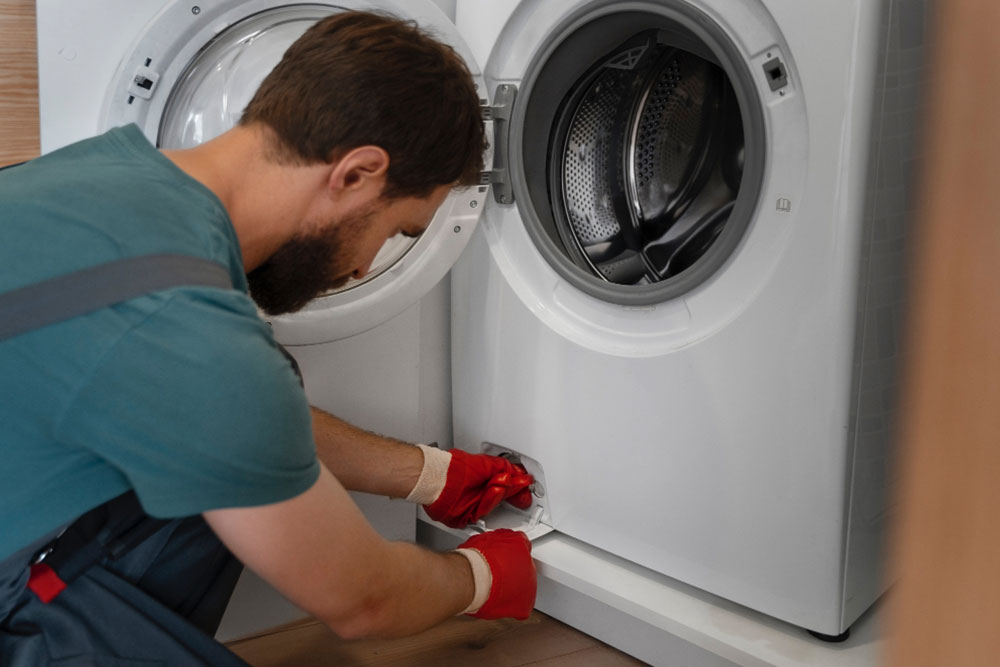 Techniker vor einer Waschmaschine