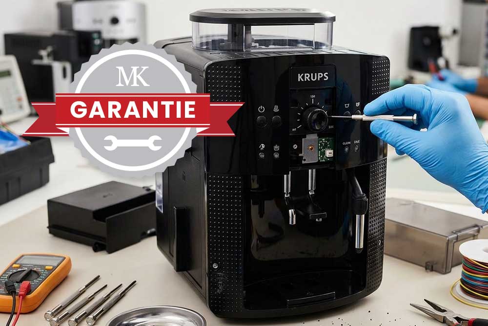 Ein Techniker mit blauen Nitrilhandschuhen arbeitet mit einem feinen Schraubendreher an einer schwarzen Krups Kaffeemaschine; im Vordergrund ist ein Siegel mit der Aufschrift 'MK Garantie'.